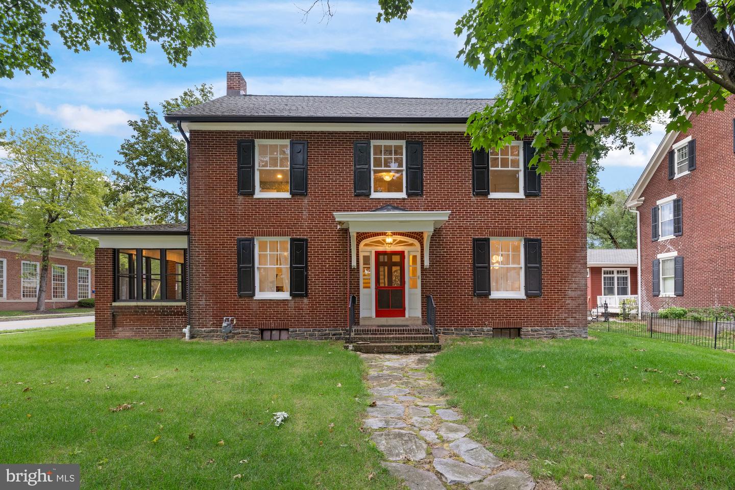 155 W Lincoln Ave — photo