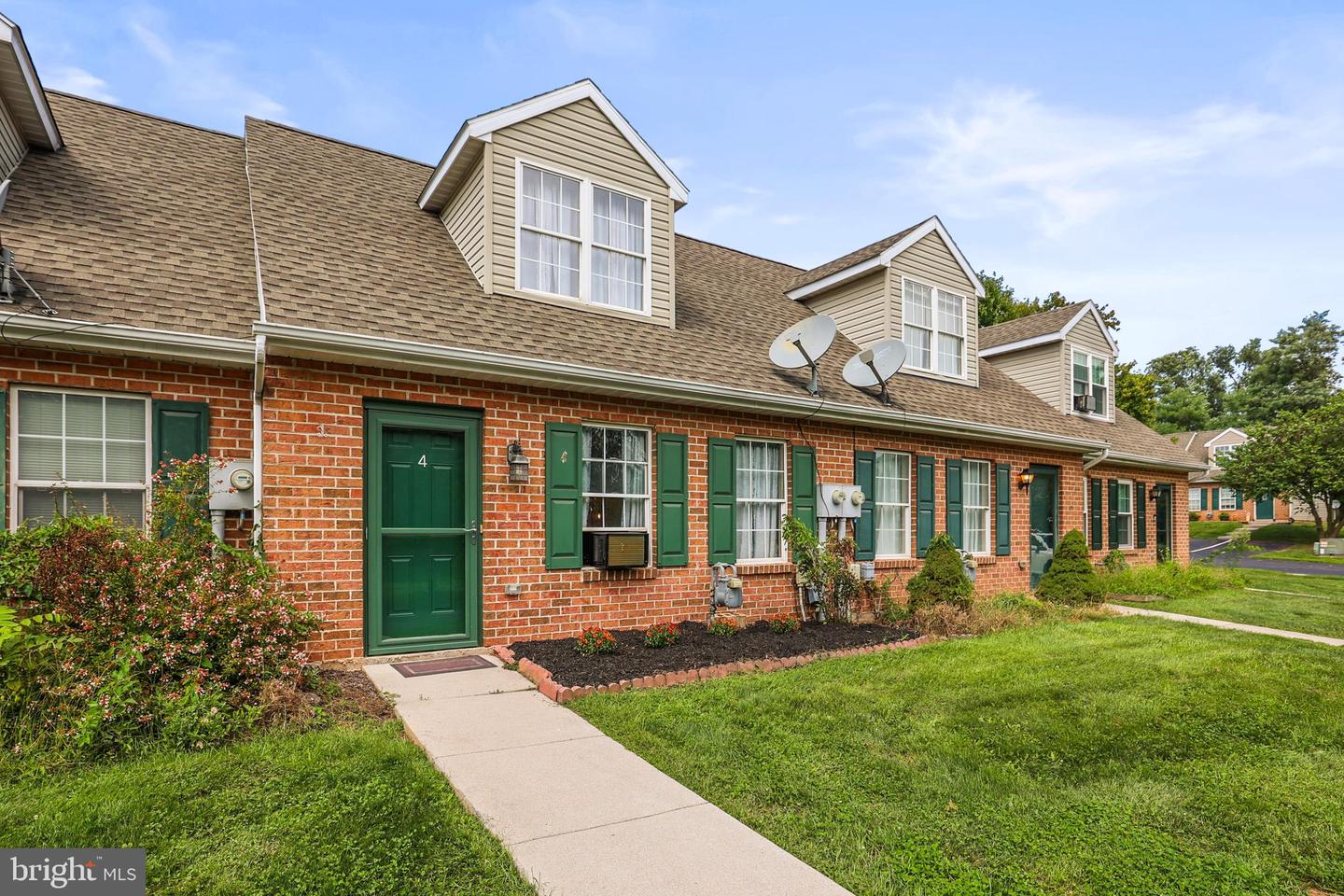 4 Oxford Ct — photo