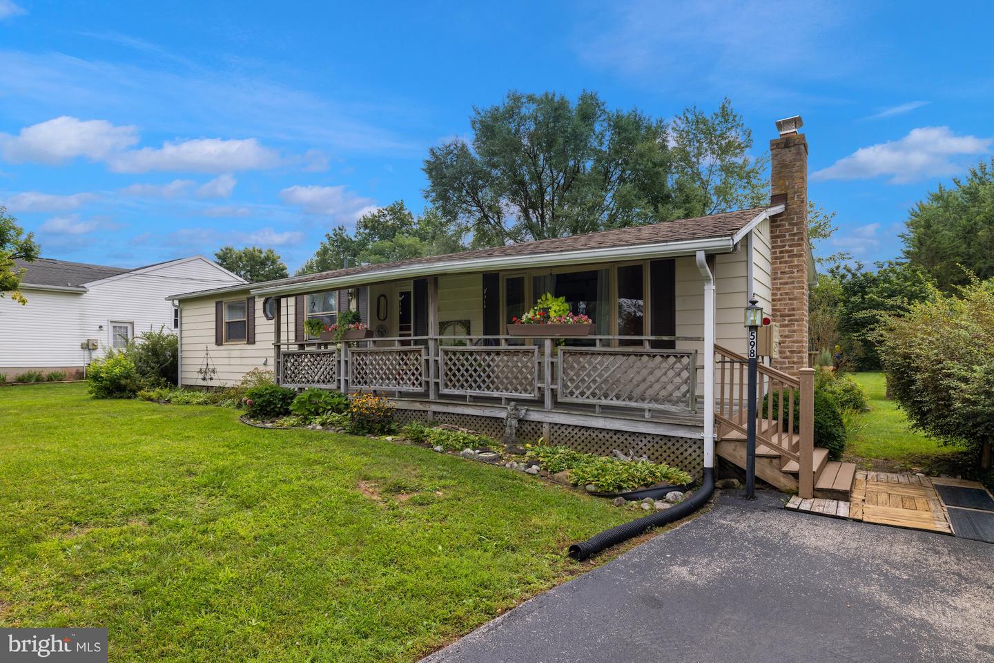 598 Grant Dr — photo