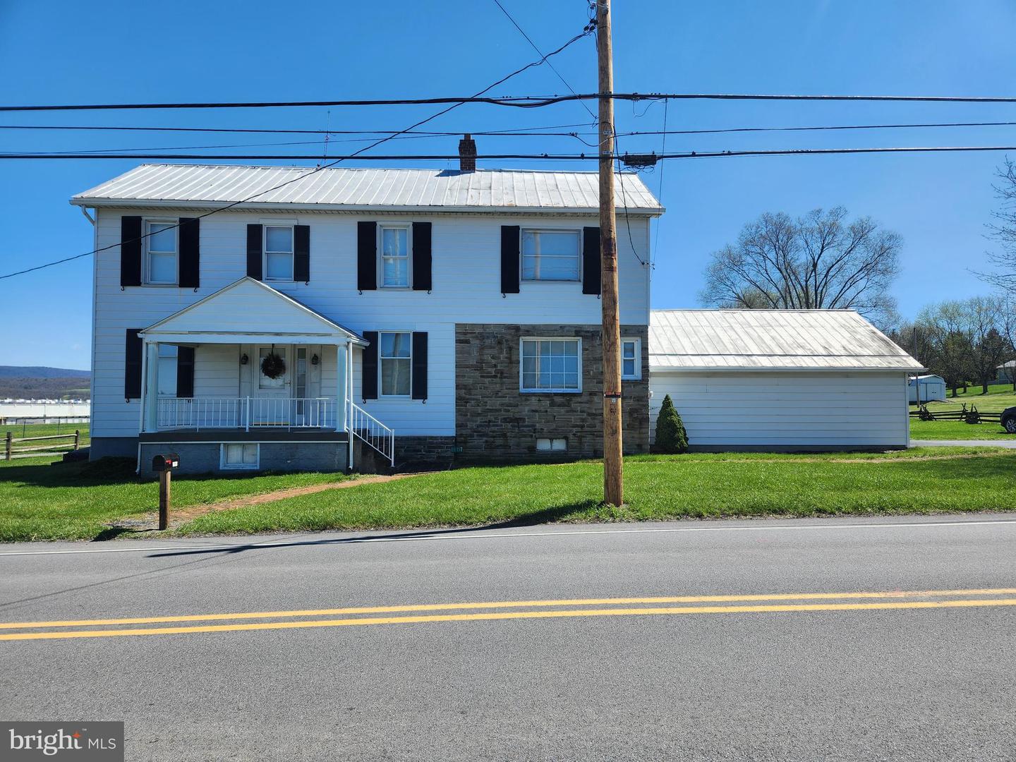 5822 Business 220 — photo