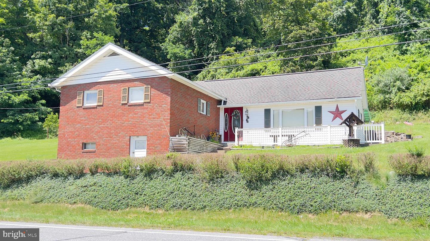 1093 Hyndman Rd — photo