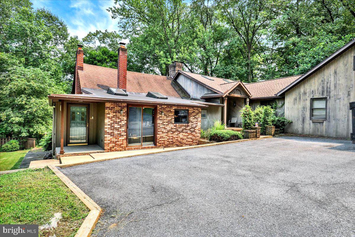 126 W Neversink Rd — photo