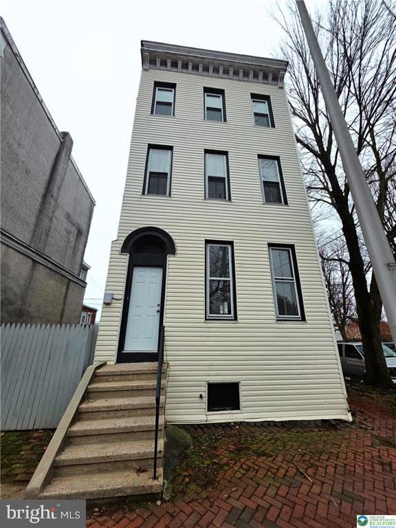 300 Pine St — photo