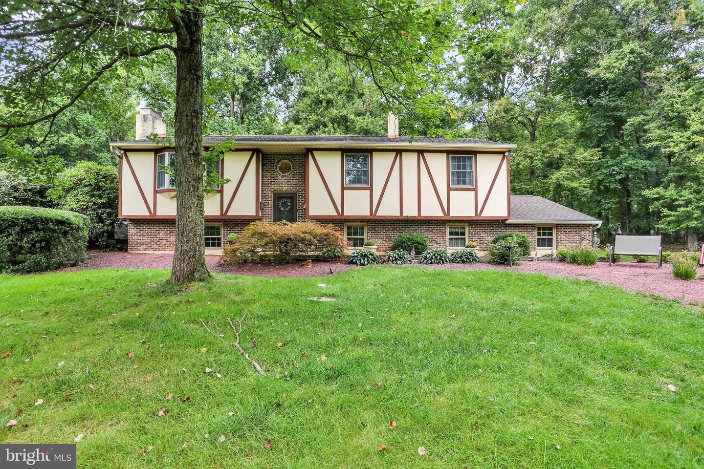 81 Oakbrook Dr — photo