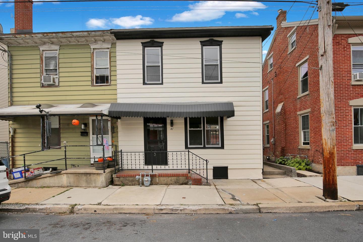 41 W Washington St — photo