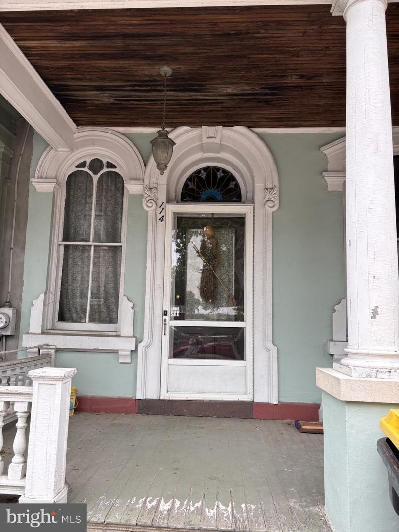 114 W High St — photo