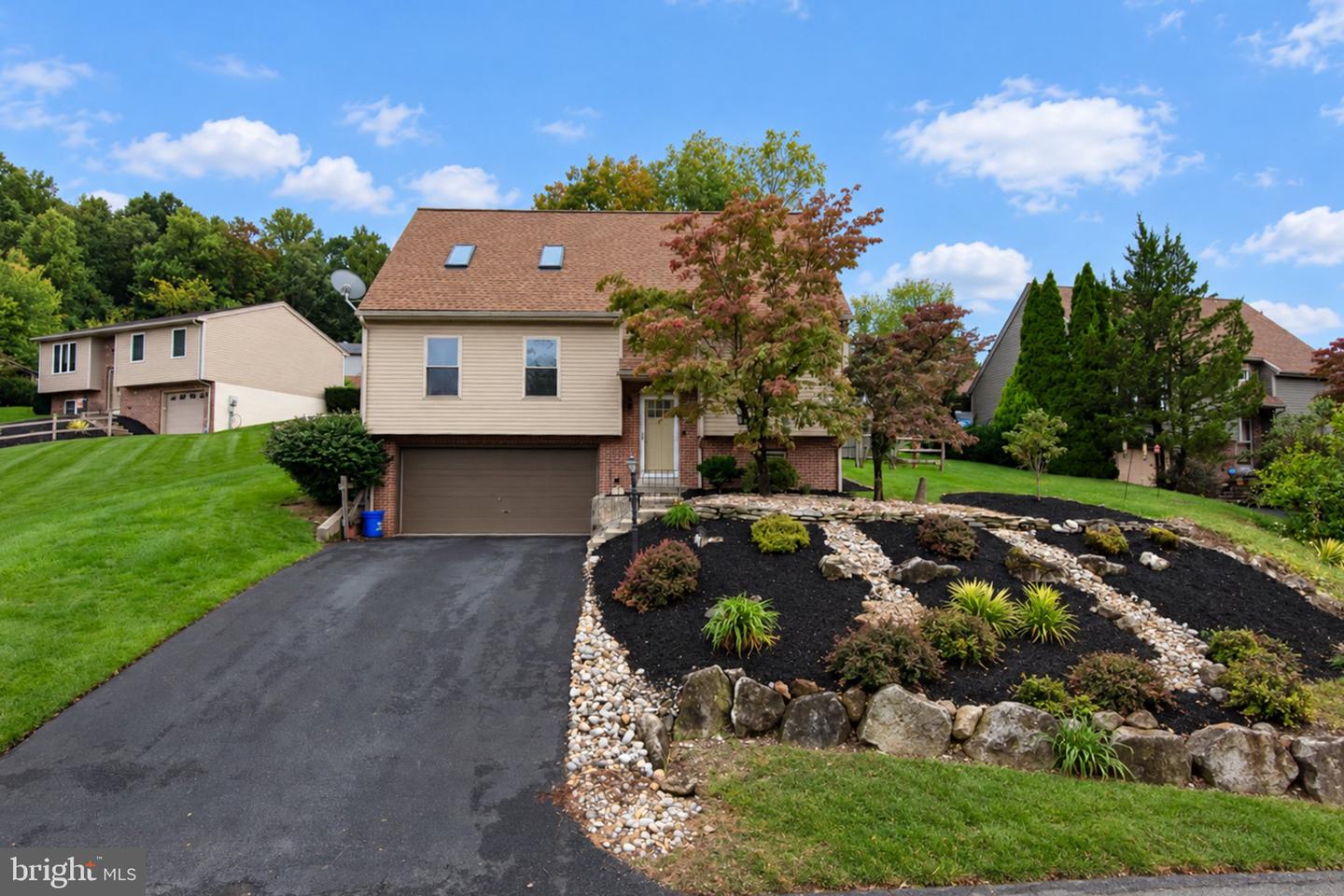 222 Wexham Dr — photo