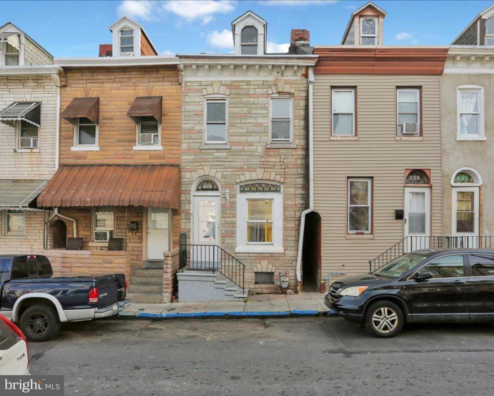 637 Moss St — photo