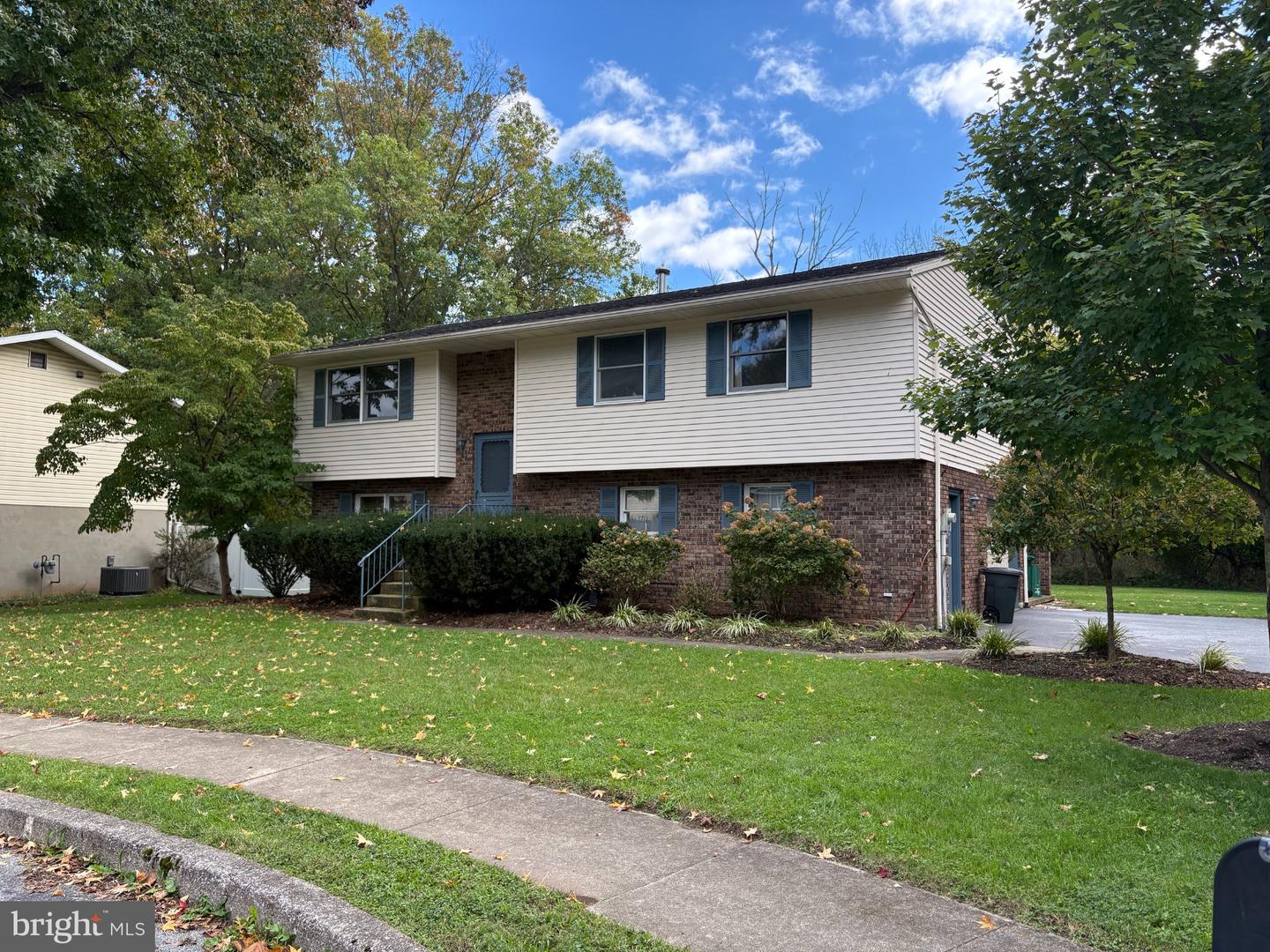 1376 Woodcrest Dr — photo