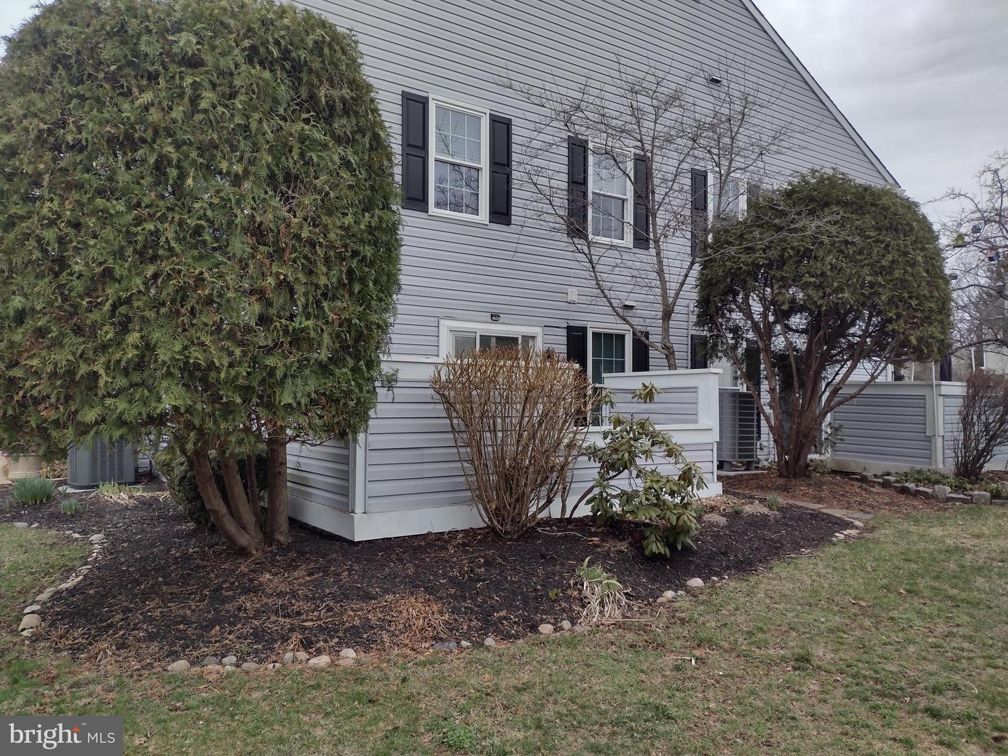 83 Avon Ln — photo