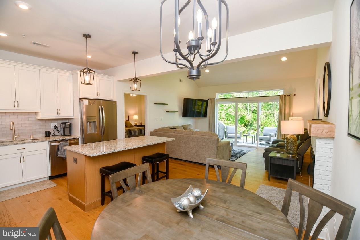 924 Holden Ct — photo