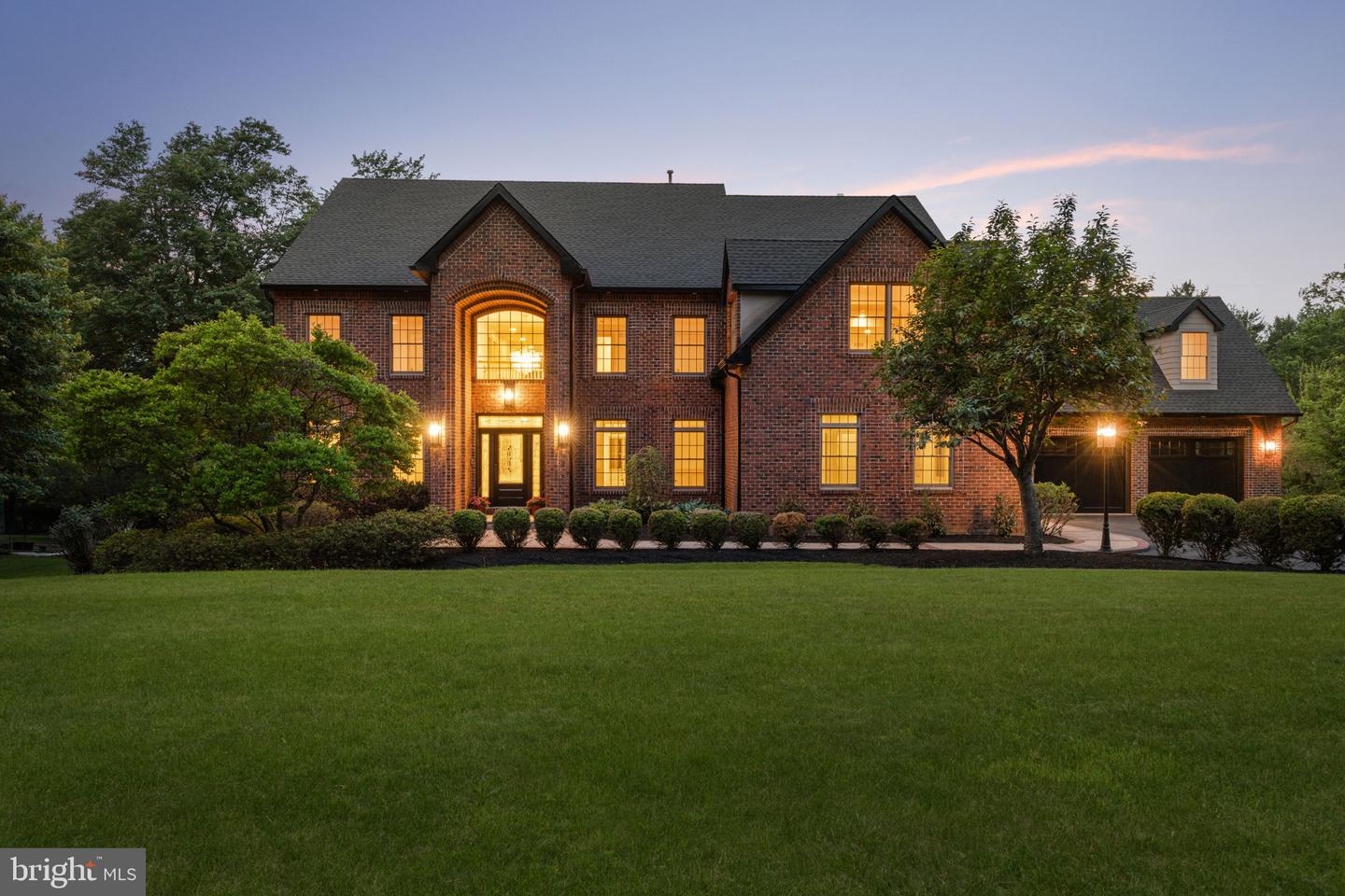 102 Pickwick Dr — photo