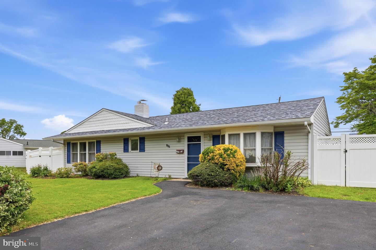 442 Lakeside Dr — photo