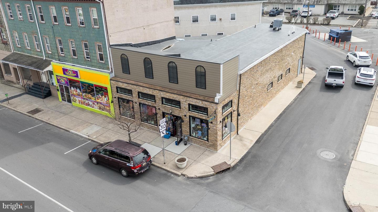 220 W Broad St — photo