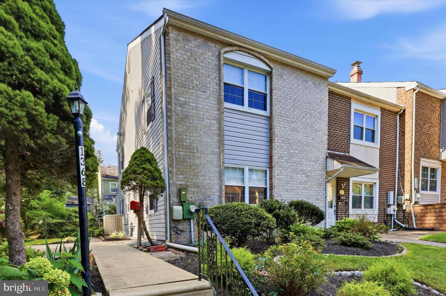 1368 Arundel Way — photo