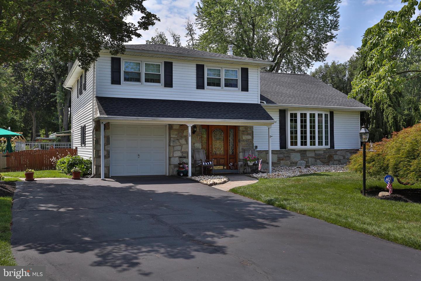 573 Hammond Dr — photo