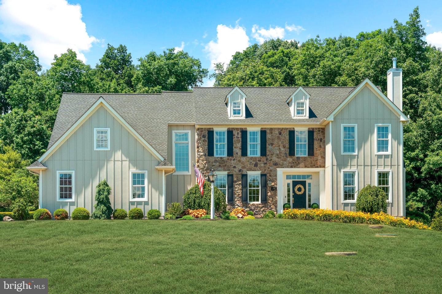 1102 Briar Way — photo