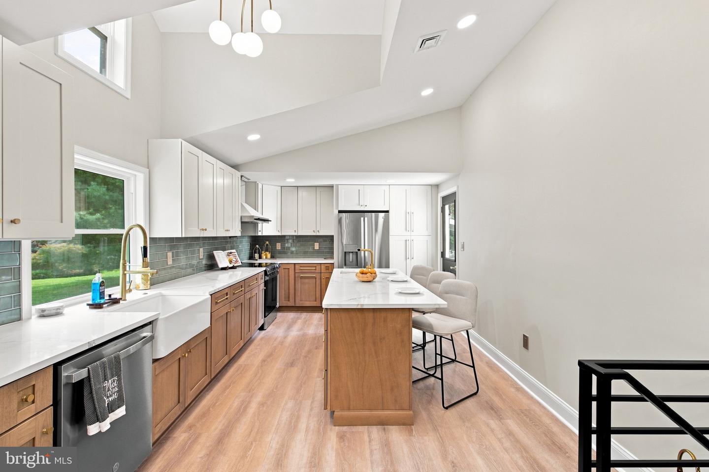 50 Manor Ln — photo