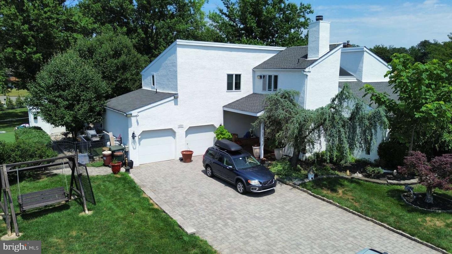 222 Vermeer Dr — photo