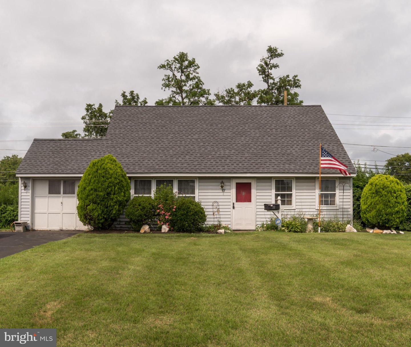 77 Cardinal Road, Levittown, PA 19057