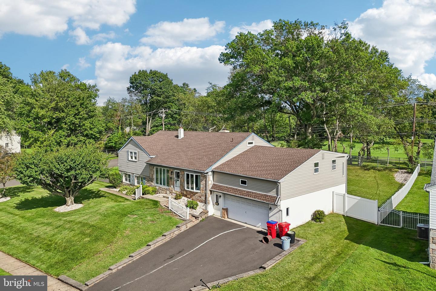 865 Worthington Dr — photo
