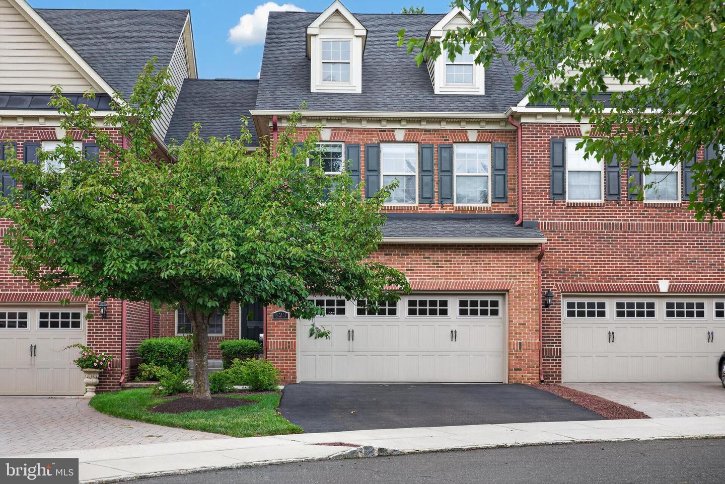 623 Saint James Ct — photo
