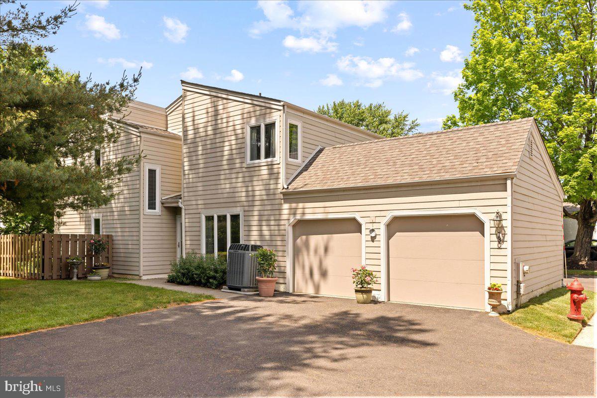 130 Westbury Ct — photo