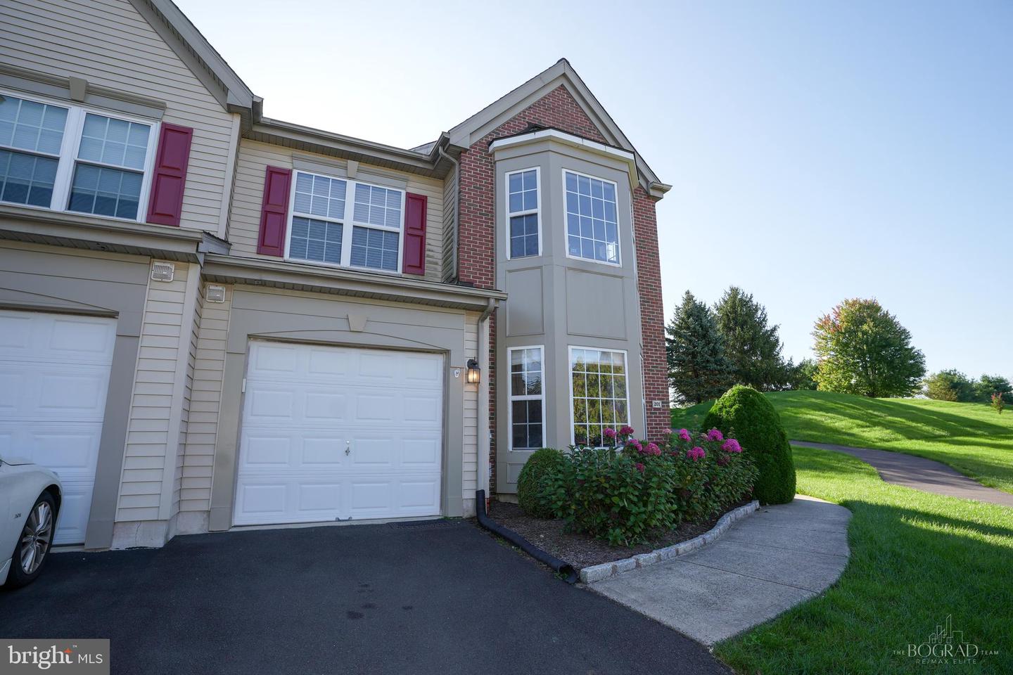 201 White Pine Ct — photo
