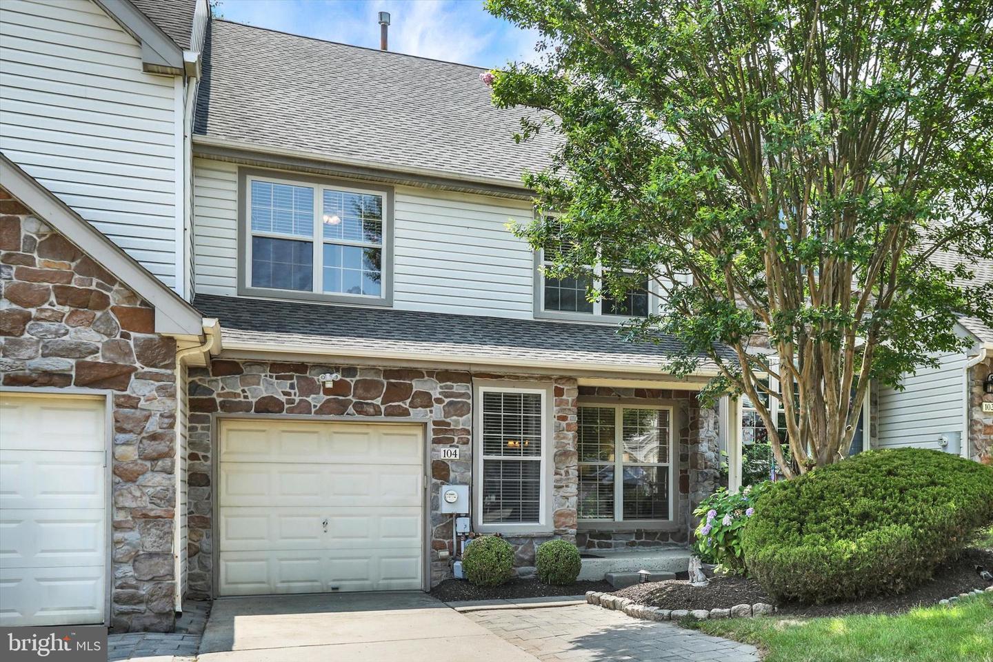104 Suffield Ct — photo