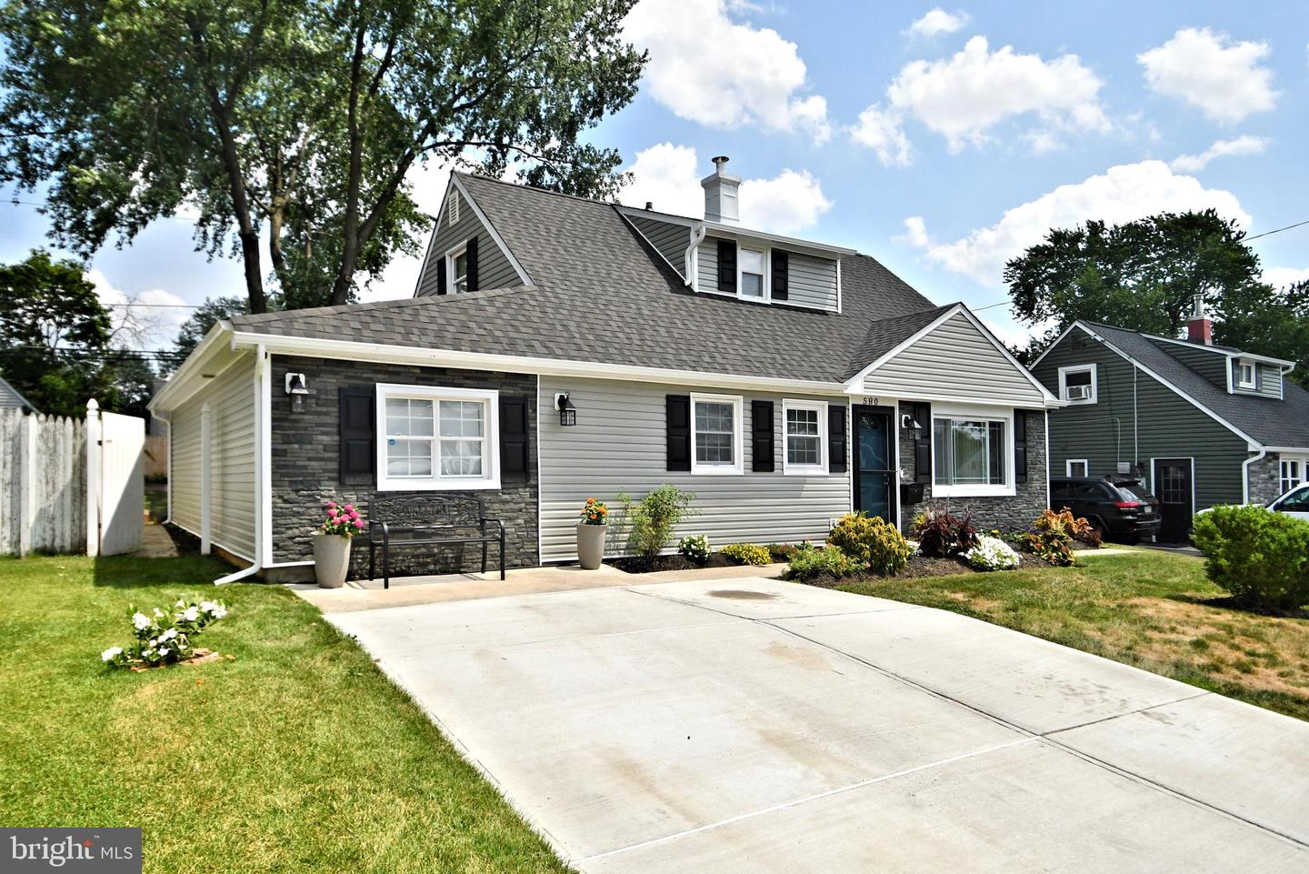 580 Carlisle Dr — photo