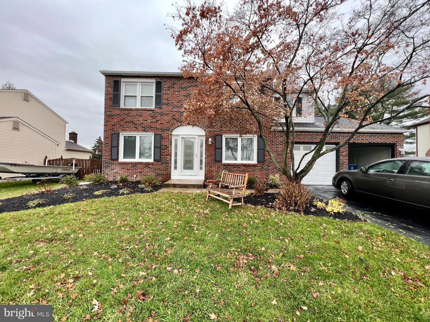 4233 Remo Crescent Rd — photo