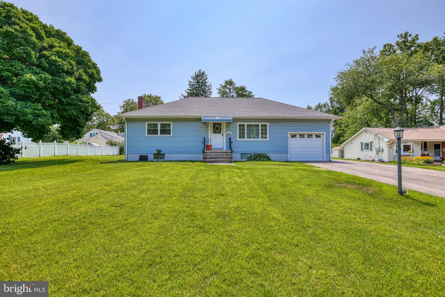 240 Walnut Ln — photo