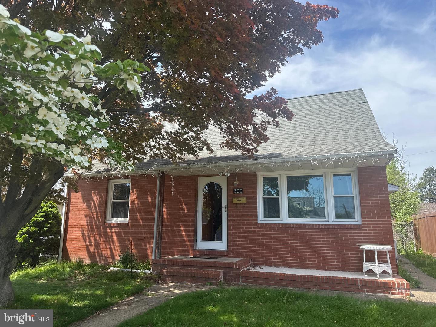 320 Barclay Ave — photo