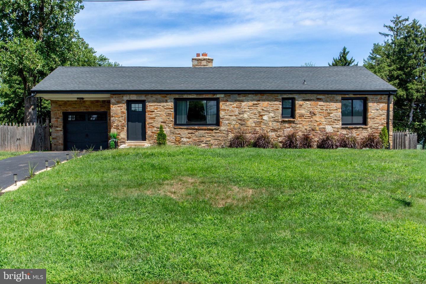 123 Holly Rd — photo