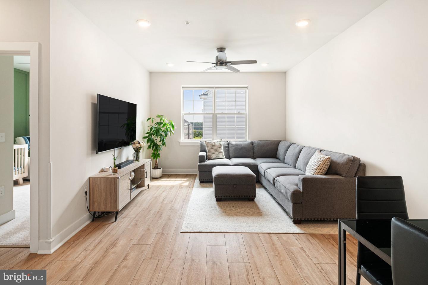 144 Gaslight Aly — photo