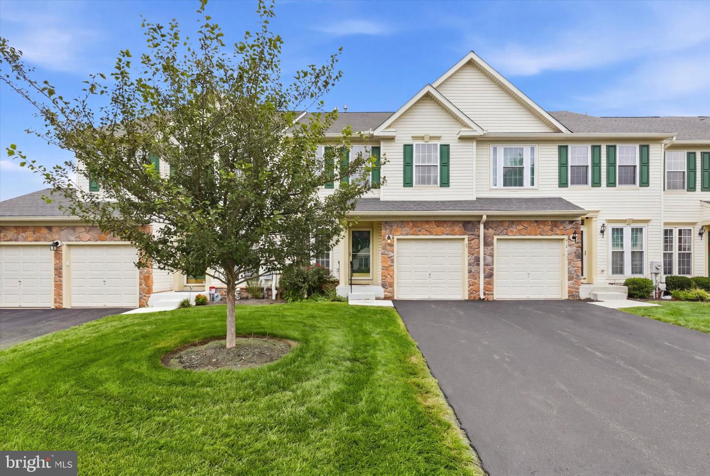 712 Wisteria Dr — photo