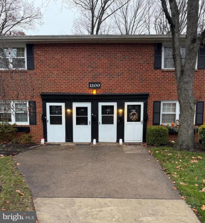 1108 Yardley Cmns — photo