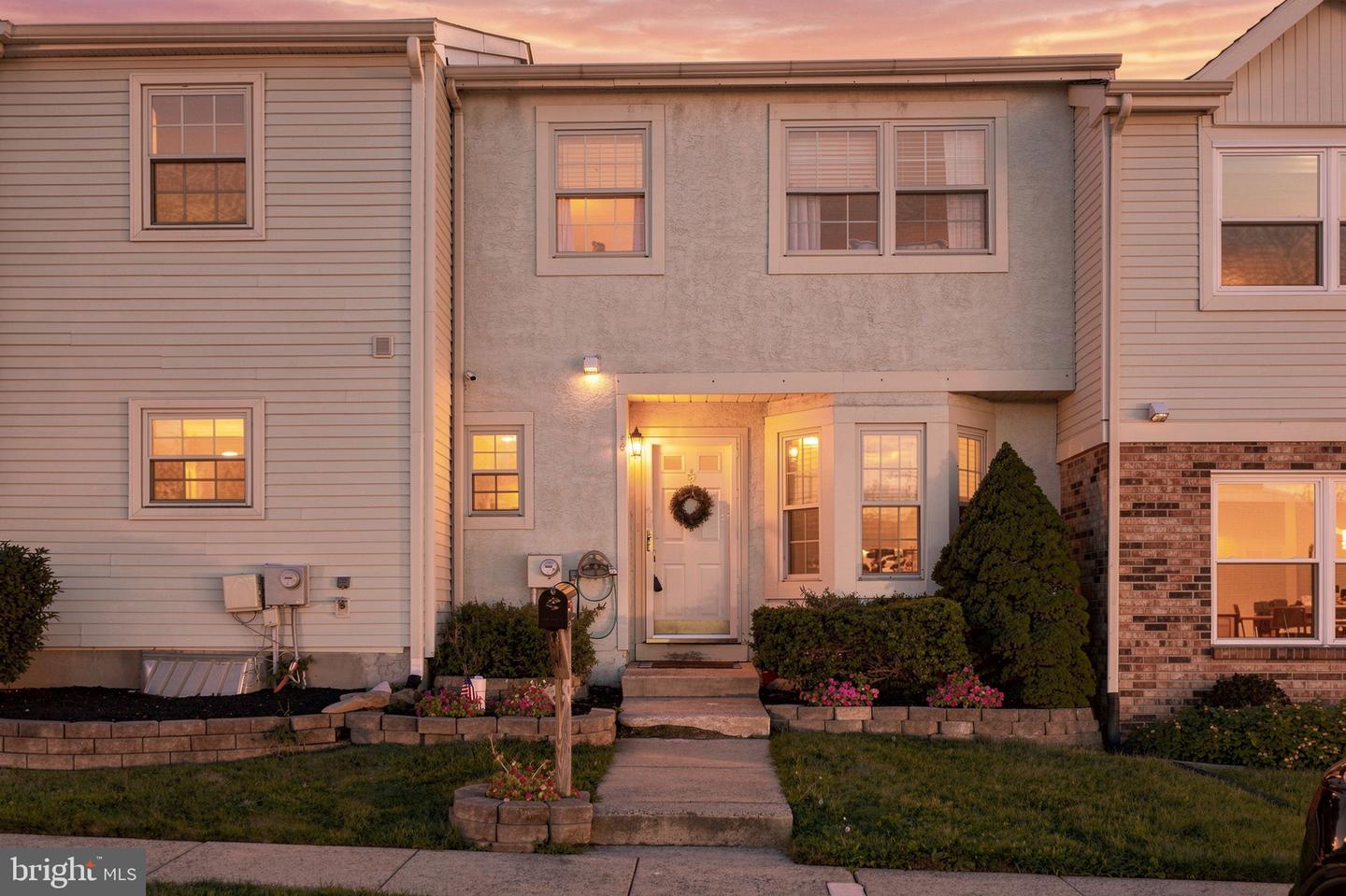 325 Wayne Ct — photo
