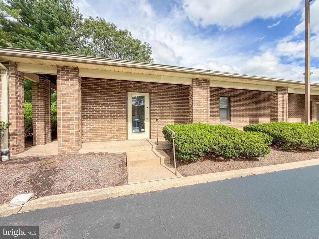 4-Suite 18 Terry Dr #Suite 18 — photo