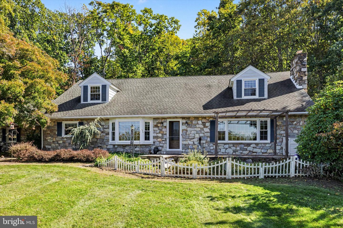99 Pickwick Dr — photo