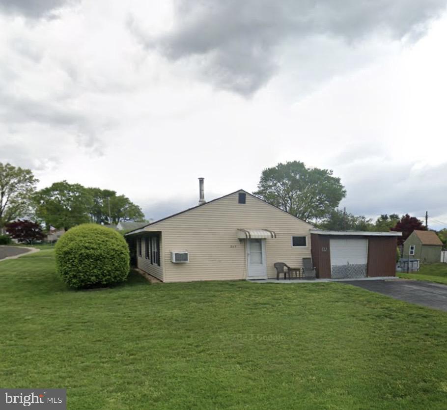 265 Wyandotte Rd — photo