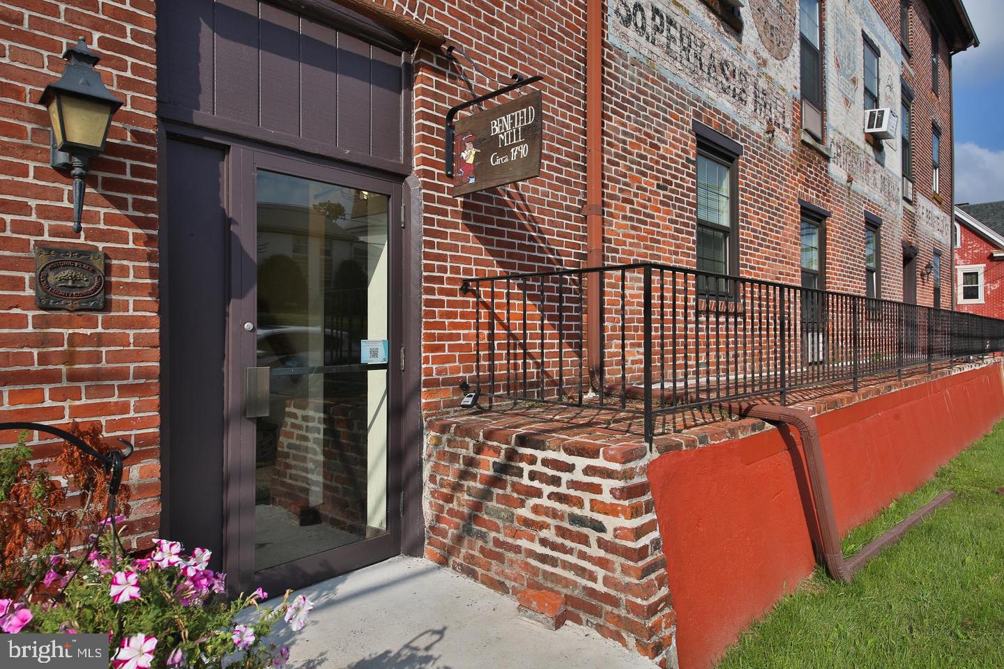 624 E Walnut St #102 — photo