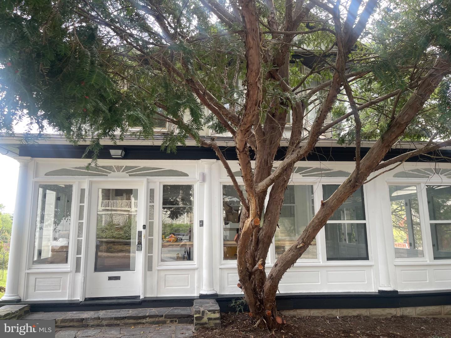 140 E Walnut St — photo