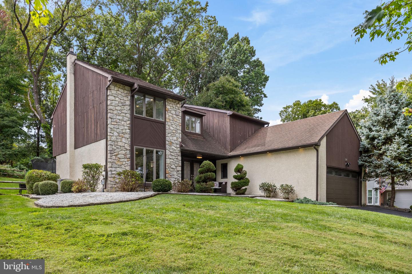 885 Spring View Dr — photo