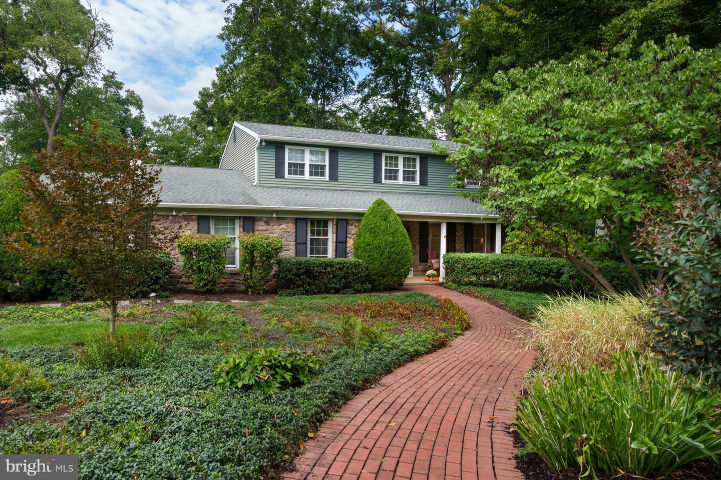 1300 University Dr — photo