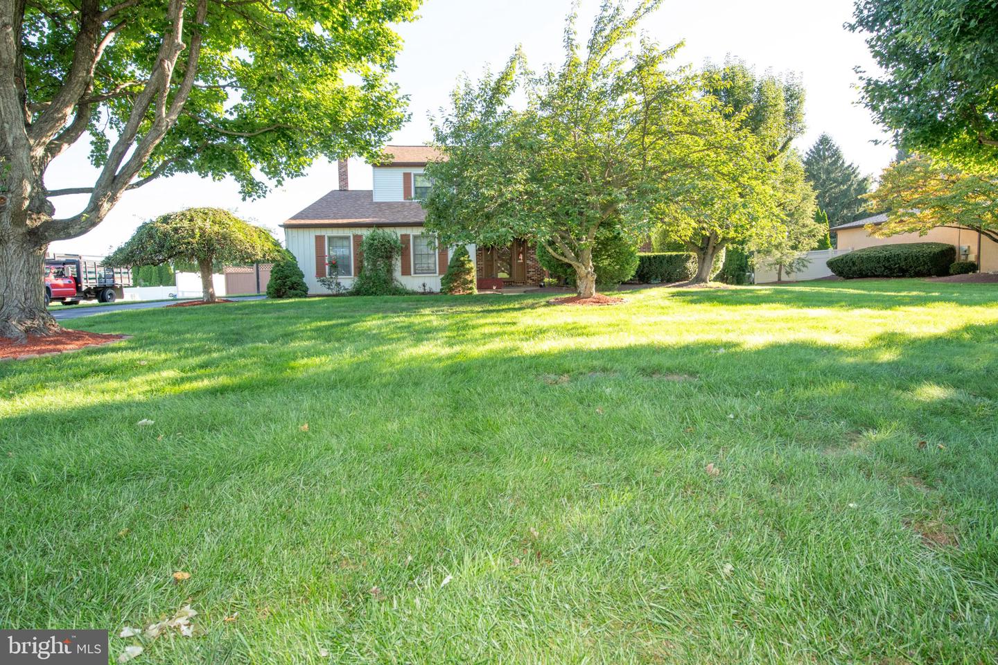 77 Hampton Dr — photo
