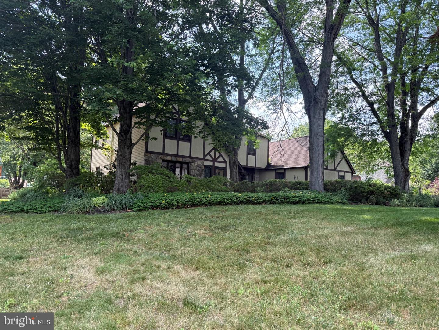 905 Hamilton Dr — photo