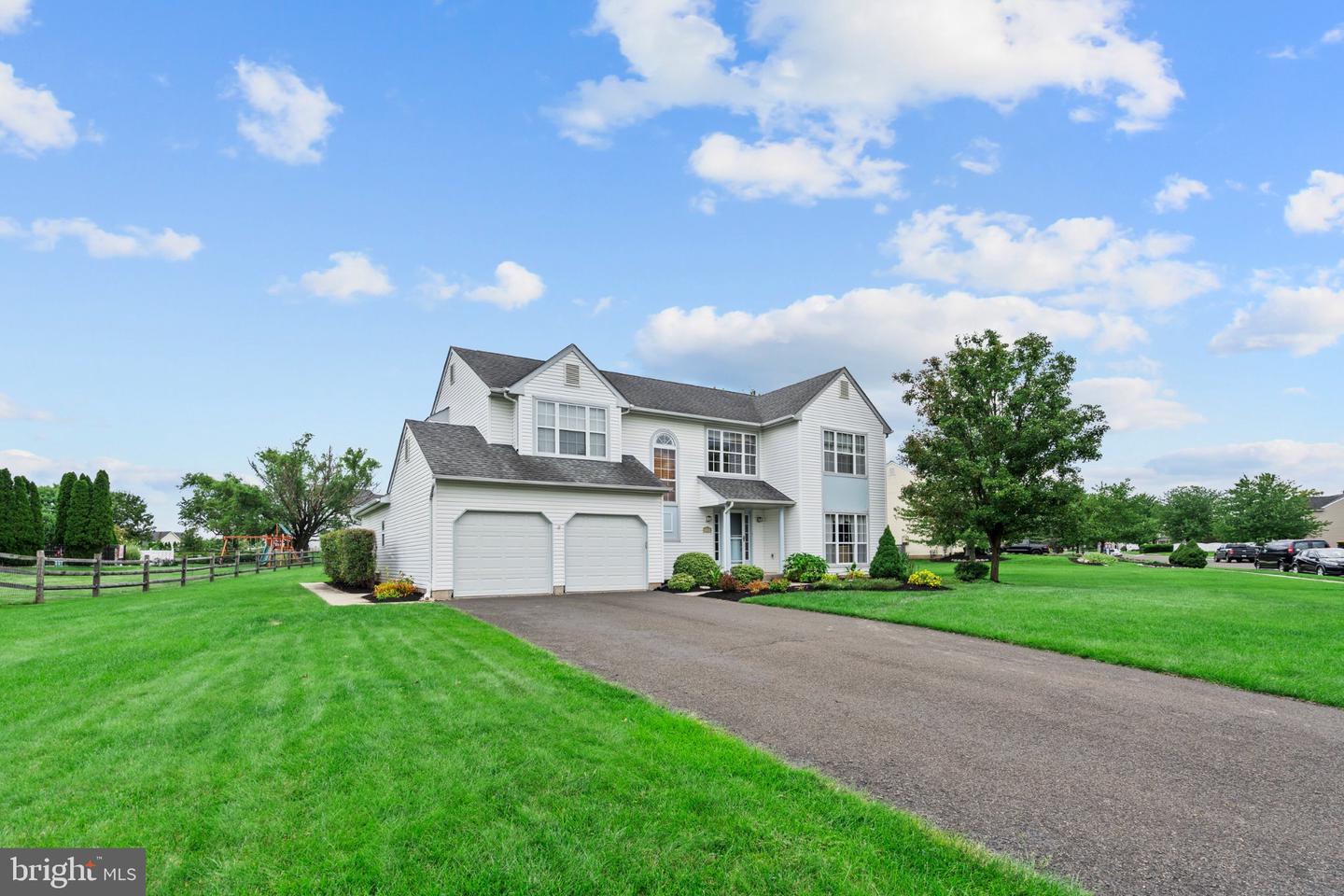1438 Bentley Dr — photo