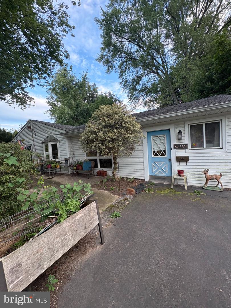 883 Fern Rd — photo