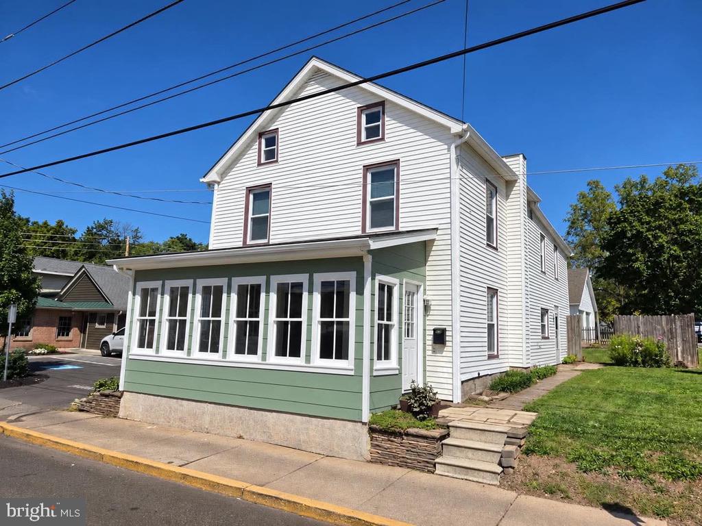 513 E Walnut St — photo